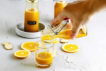 Ein Shot Ginger Orange Shot zur Stärkung der Immunkräfte