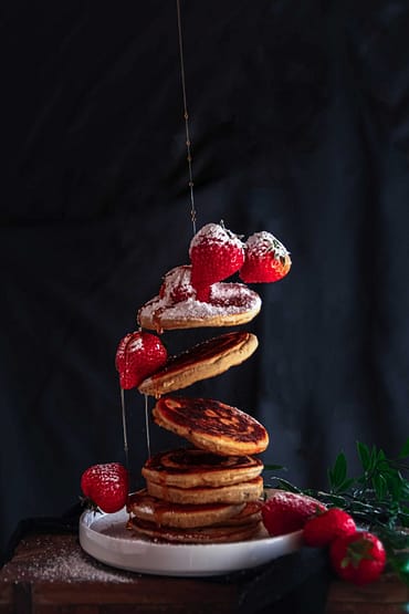 Pancakes mit Sirup und Erdbeeren