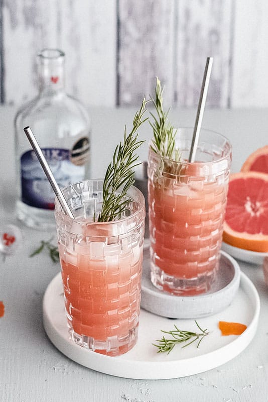 Gin Tonic Cocktail mit frisch gepresster Grapefruit