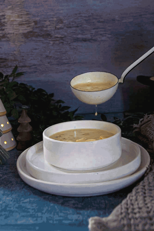 Cornchowder Gif - die Suppe wird in den Teller gegossen