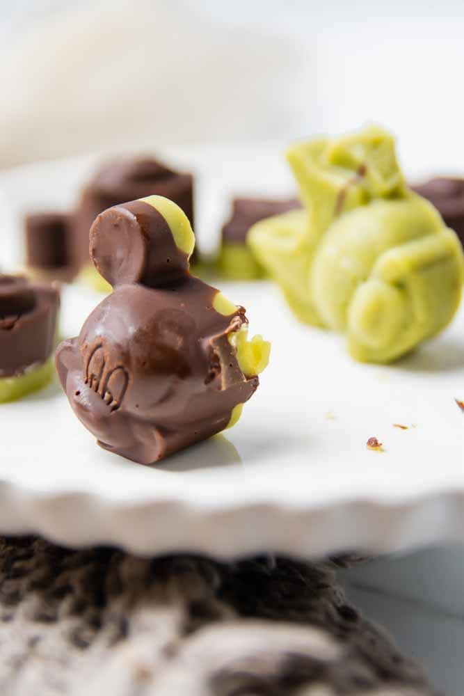 angebissene Cashewbutter-Schokoladen-Cups im Mickey Mouse Style