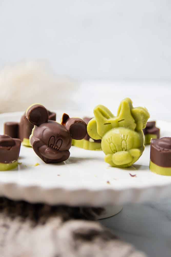 Cashewbutter-Schokoladen-Cups im Mickey Mouse Style
