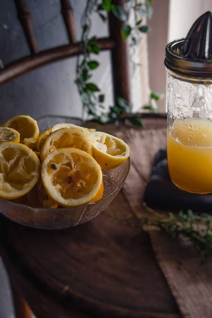 Orangenen Zitronen, die ausgepresst sind. Eine Grundzutat für das Rezept "Süß-Saure Versuchung"
